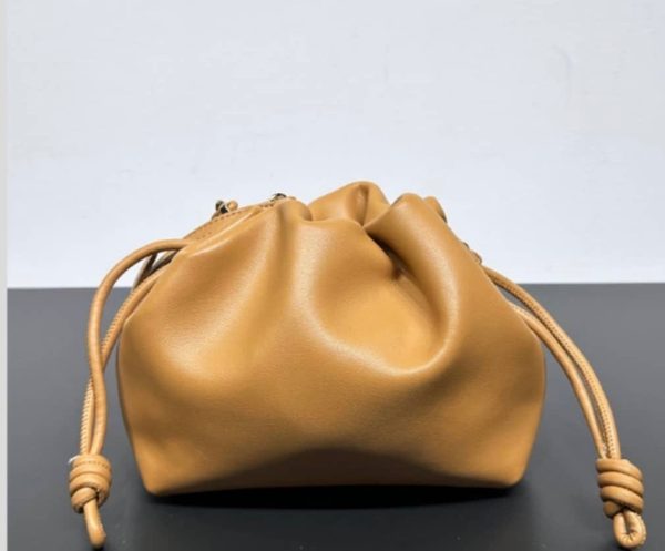 Small cinch leather bag- gold chain strap & leather strap - Image 3